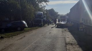 FOTO| Incredibil! O mașină s-a rupt &icirc;n două după ce s-a izbit de un st&acirc;lp: Șoferul a scăpat ca prin minune