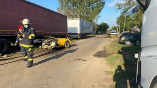 FOTO| Incredibil! O mașină s-a rupt &icirc;n două după ce s-a izbit de un st&acirc;lp: Șoferul a scăpat ca prin minune