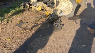 FOTO| Incredibil! O mașină s-a rupt &icirc;n două după ce s-a izbit de un st&acirc;lp: Șoferul a scăpat ca prin minune