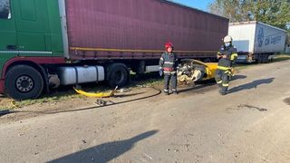 FOTO| Incredibil! O mașină s-a rupt &icirc;n două după ce s-a izbit de un st&acirc;lp: Șoferul a scăpat ca prin minune