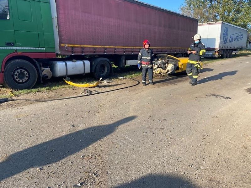 FOTO| Incredibil! O mașină s-a rupt în două după ce s-a izbit de un stâlp: Șoferul a scăpat ca prin minune