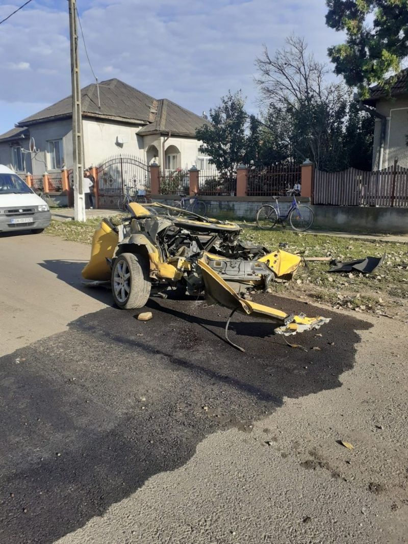 FOTO| Incredibil! O mașină s-a rupt în două după ce s-a izbit de un stâlp: Șoferul a scăpat ca prin minune