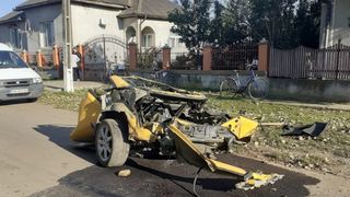 FOTO| Incredibil! O mașină s-a rupt &icirc;n două după ce s-a izbit de un st&acirc;lp: Șoferul a scăpat ca prin minune