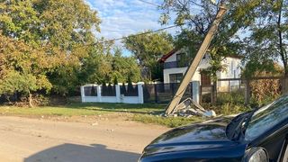 FOTO| Incredibil! O mașină s-a rupt &icirc;n două după ce s-a izbit de un st&acirc;lp: Șoferul a scăpat ca prin minune