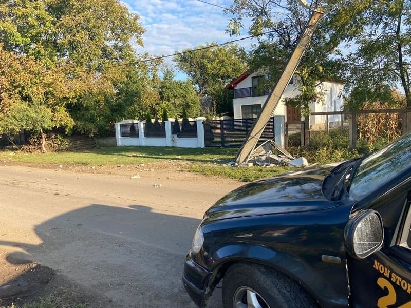 FOTO| Incredibil! O mașină s-a rupt în două după ce s-a izbit de un stâlp: Șoferul a scăpat ca prin minune