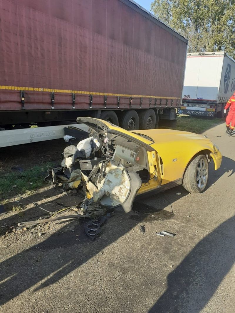 FOTO| Incredibil! O mașină s-a rupt în două după ce s-a izbit de un stâlp: Șoferul a scăpat ca prin minune