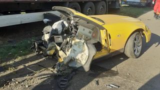 FOTO| Incredibil! O mașină s-a rupt în două după ce s-a izbit de un stâlp: Șoferul a scăpat ca prin minune