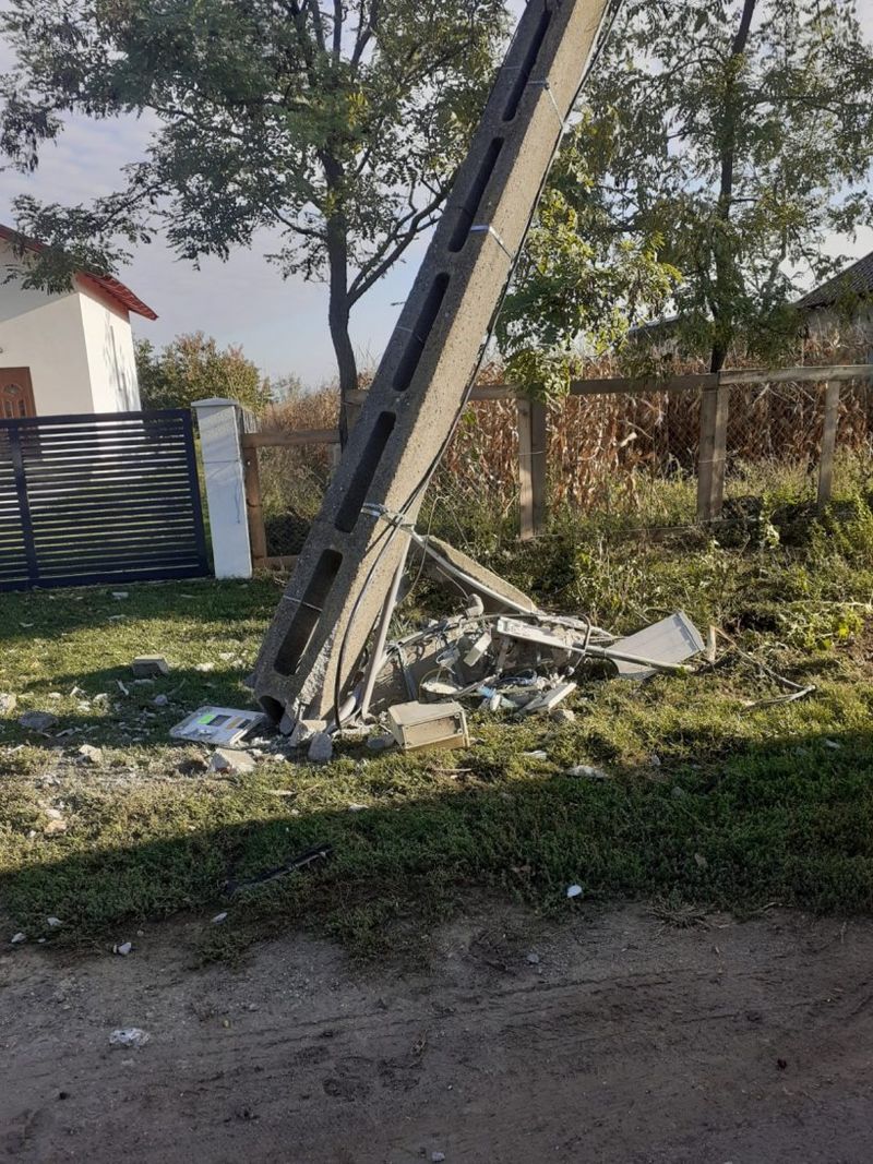 FOTO| Incredibil! O mașină s-a rupt în două după ce s-a izbit de un stâlp: Șoferul a scăpat ca prin minune