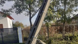 FOTO| Incredibil! O mașină s-a rupt &icirc;n două după ce s-a izbit de un st&acirc;lp: Șoferul a scăpat ca prin minune