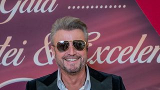 Catalin Botezatu, pe care telespectatorii il pot urmari in rubrica „Asa da, asa nu”, din cadrul emisiunii „Teo Show”, de la Kanal D,  este un reper in moda romaneasca si nu numai