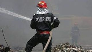 Incendiu puternic în București. Pericolul se poate extinde la un service auto