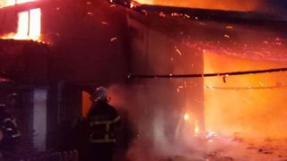 incendiu joi seară la  tulcea depozit deșeuri