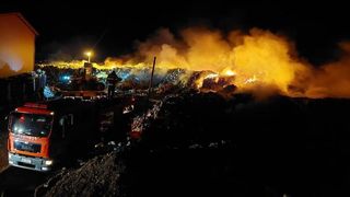 Incendiu devastator la un depozit de deșeuri. Autoritățile au intervenit de urgență