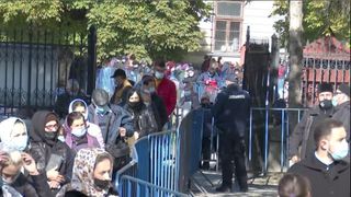 Prima zi de pelerinaj la moaștele Sfintei Parascheva: credincioșii au venit cu haine, brățări sau brelocuri pe care le ating de raclă spre a le purta noroc