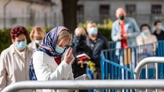 VIDEO|Mai puțini pelerini la racla cu sfintele moaşte ale Cuvioasei Parascheva.  12.000 de credințioși au trecut p&acirc;nă s&acirc;mbătă la pr&acirc;nz