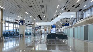 Un bărbat a fost reținut și evacuat din avion pentru că avea un comportament suspect