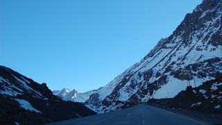 Intervenție în premieră pentru salvamontiști. Au coborât de pe munte o femeie gravidă în luna a noua şi o alta însoţită de un copil de 2 ani