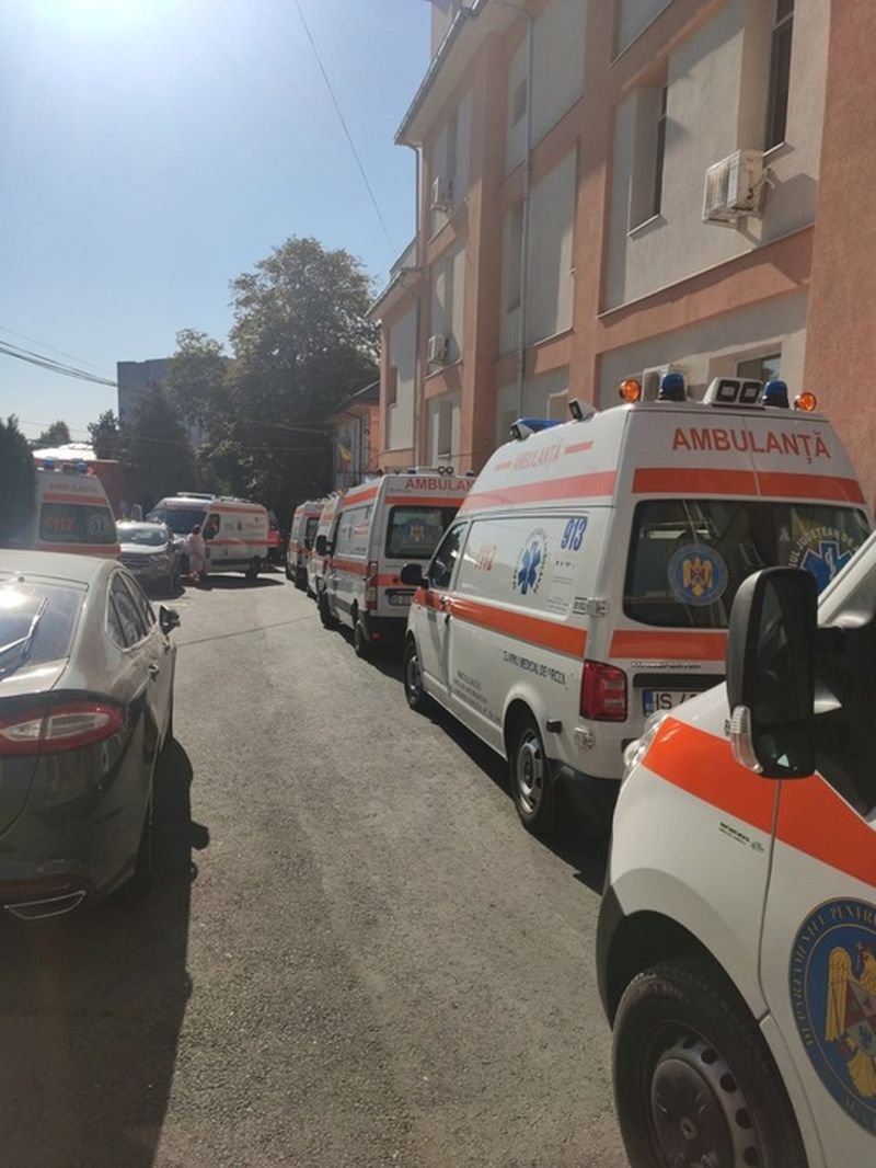 coadă de ambulanțe la spital iași