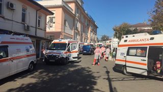 Coadă de ambulanțe la spitalul de Boli Infecţioase: „Curtea spitalului este ocupată în totalitate, tratăm bolnavii în ambulanţe”