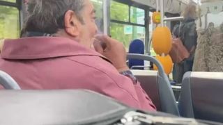 VIDEO | În autobuz, ca la cârciumă! Un bărbat a fost filmat în timp ce fuma în mijlocul de transport. Reacția șoferului: „Te crezi la tine la stână?”