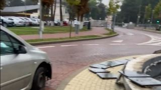 O femeie a intrat cu mașina în fântâna arteziană din fața Spitalului Județean Suceava. Aceasta se grăbea să ajungă la soțul ei care se afla la Urgențe