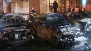 VIDEO | Cinci mașini au ars ca niște torțe în parcarea unui bloc din Galați. Focul, pus intenționat!