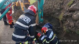 Un bărbat din Maramureș a fost prins sub un mal de pământ în timp ce lucra la o canalizare