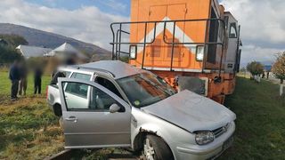 Un autoturism a fost lovit de tren în Suceava. Un bărbat și un copil prezintă răni