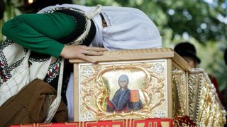 o-credicinoasa-a-fost-surprinsa-cand-freca-un-teanc-de-masti-de-racla-cuvioasei-parascheva-le-duc-acasa-pentru-familie