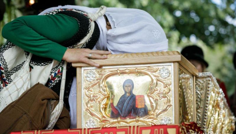 o-credicinoasa-a-fost-surprinsa-cand-freca-un-teanc-de-masti-de-racla-cuvioasei-parascheva-le-duc-acasa-pentru-familie