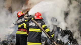 O femeie de 79 de ani a murit într-un incendiu care i-a devastat apartamentul