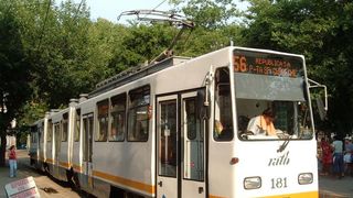 Accident teribil &icirc;n Capitală. Un bărbat a fost lovit de un tramvai