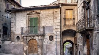 Ai 1 euro? &Icirc;ți poți cumpăra o casă &icirc;n Italia. Care sunt condițiile?