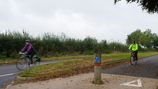 Biciclist atacat de un fermier cu un cârlig,  după ce acesta nu a folosit pista pentru biciclete-FOTO