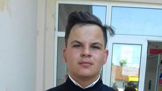 Moarte învăluită în mister pentru un tânăr de 18 ani: Mihai voia să devină preot, însă a sfârșit spânzurat. Apropiații lansează o ipoteză șocantă