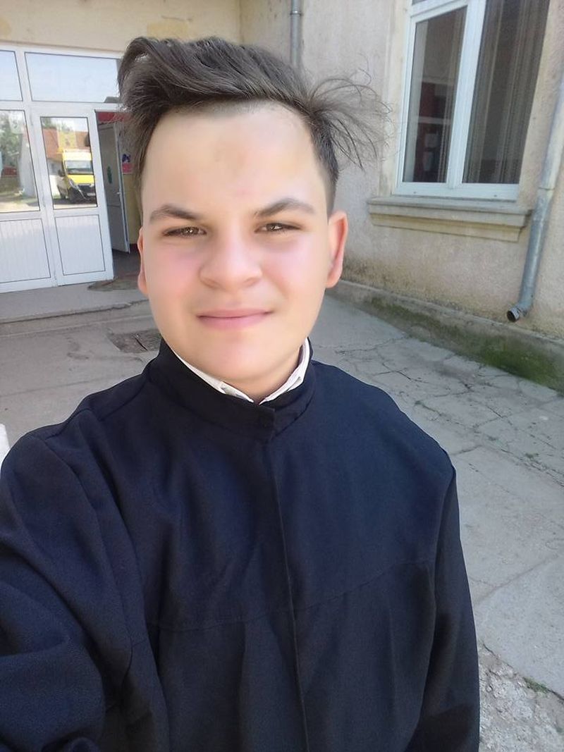 Moarte învăluită în mister pentru un tânăr de 18 ani: Mihai voia să devină preot, însă a sfârșit spânzurat. Apropiații lansează o ipoteză șocantă