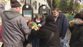 Pelerinajul la moaștele Cuvioasei Parascheva s-a încheiat, astăzi, cu o bătaie pe florile care au împodobit baldachinul