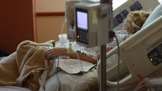 VIDEO | Bolnavi îngrămădiți pe holurile spitalului din Buzău