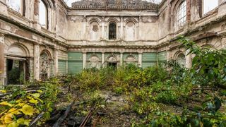 Fotograful Romain Veillon surprinde cum ar arăta clădirile dacă oamenii ar dispărea