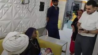 Ea este femeia care a născut la 70 de ani. Imagini inedite cu băiețelul