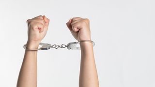 Doi polițiști din Cluj sunt cercetați pentru corupție: Unul dintre ei a fost arestat