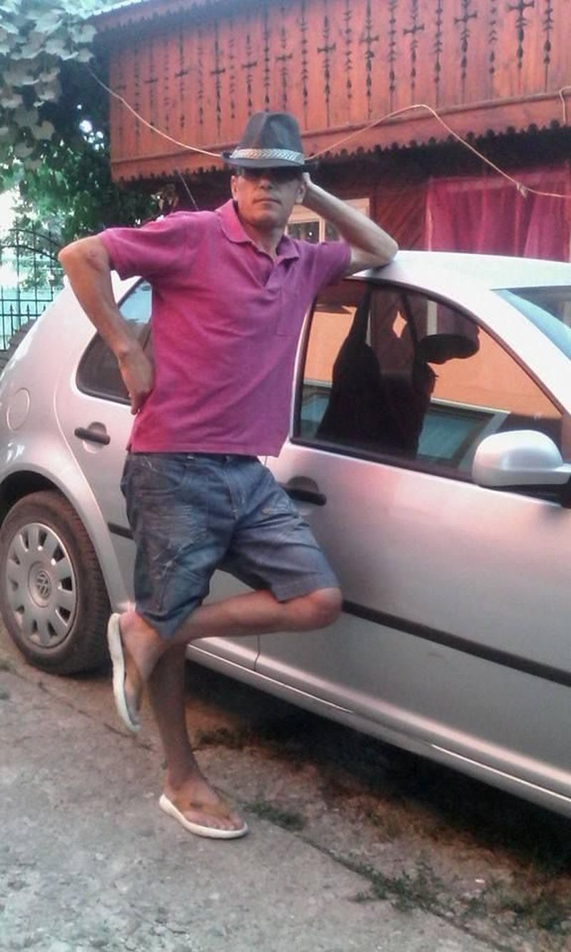 Imagini șocante! Un tată își bate fiul cu o scândură din lemn