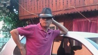 Imagini șocante! Un tată &icirc;și bate fiul cu o sc&acirc;ndură din lemn