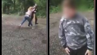 Imagini șocante! Un tată &icirc;și bate fiul cu o sc&acirc;ndură din lemn