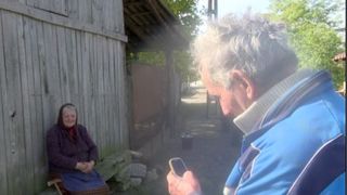 VIDEO | Smartphone-ul a devenit un accesoriu pe care, cu sau fără venit lunar, trebuie să-l ai