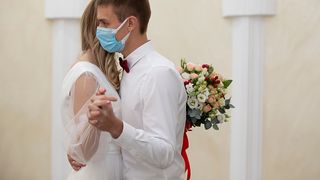 Nuntă fără mire, după ce a fost testat pozitiv. Nu a primit acordul de a participa la propria nuntă