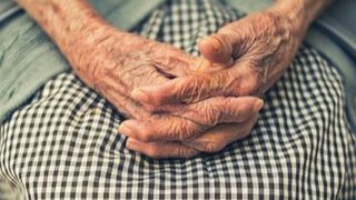 Și-a dăruit un altfel de cadou. O femeie din Bârlad a decis să se vaccineze la împlinire vârstei de 100 de ani