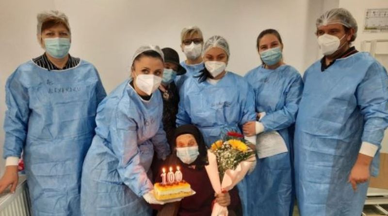 Și-a dăruit un altfel de cadou. O femeie din Bârlad a decis să se vaccineze la împlinire vârstei de 100 de aniȘi-a dăruit un altfel de cadou. O femeie din Bârlad a decis să se vaccineze la împlinire vârstei de 100 de ani