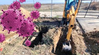 VIDEO | Criza locurilor de veci &icirc;n Slobozia. Primăria a adus un excavator &icirc;n cimitir