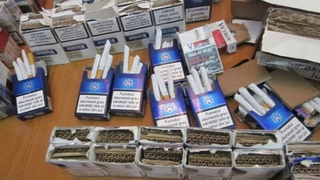 Un autoturism cu țigări de contrabandă s-a răsturnat pe un drum din Suceava după ce șoferul a fost urmărit de polițiștii de frontieră